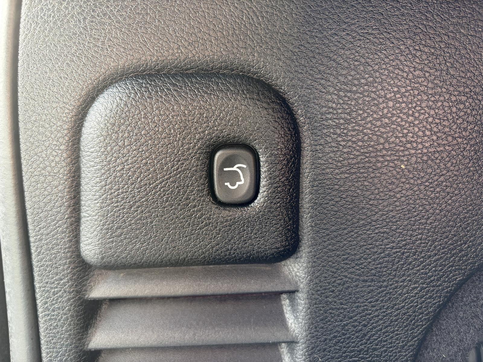 2017 Jeep Grand Cherokee Overland, Heated & Vented Front Seats, Panoramic Sunroof, Harman Karmon Speakers w/ Subwoofer