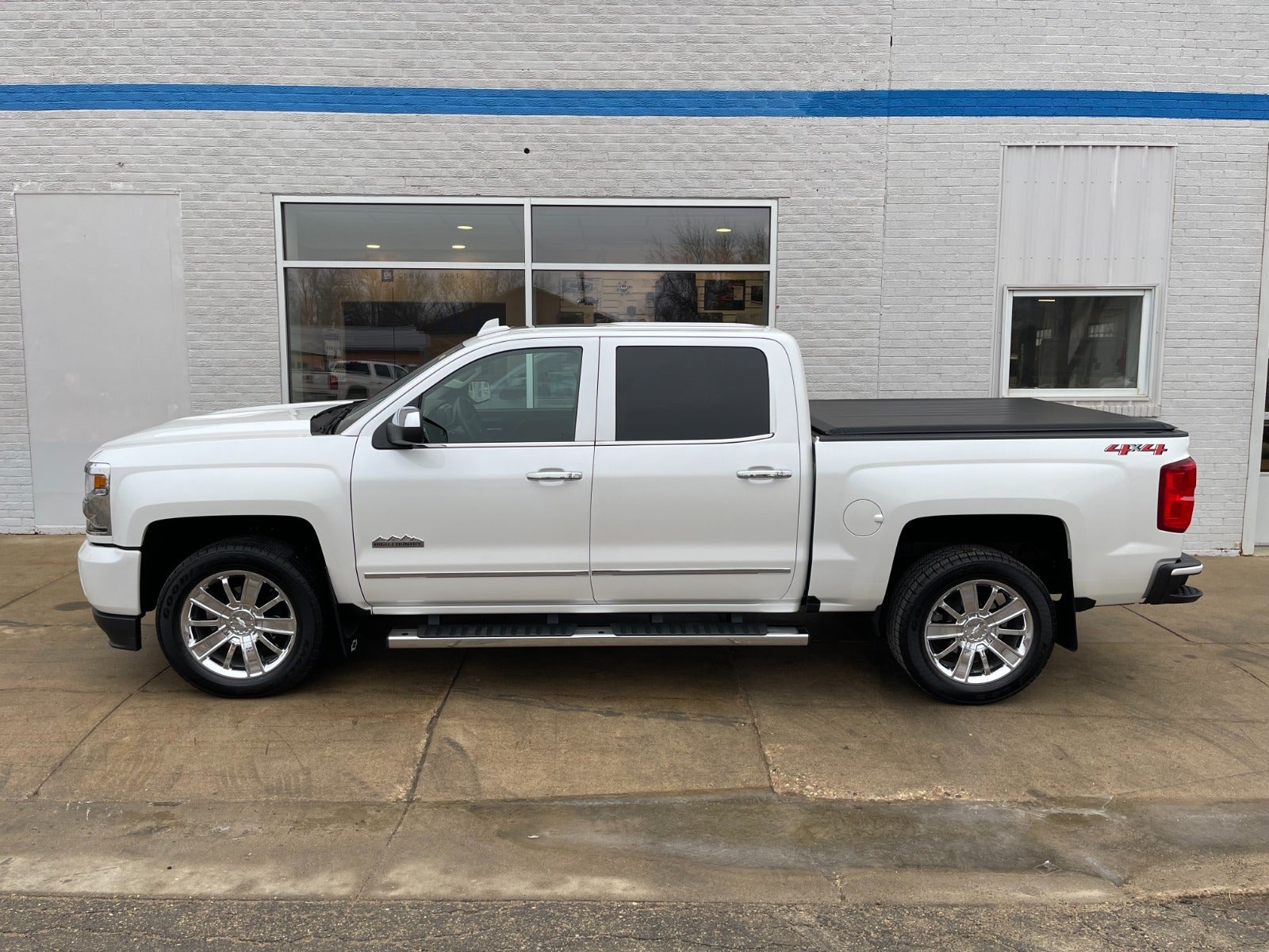 Used 2018 Chevrolet Silverado 1500 High Country with VIN 3GCUKTEC8JG353776 for sale in Edgerton, Minnesota